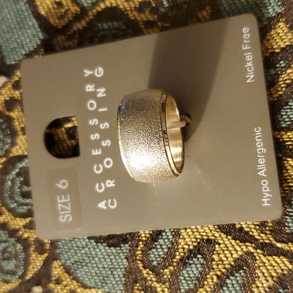 ACCESSORY CROSSING SILVERTONE RING SZ 6 NWT